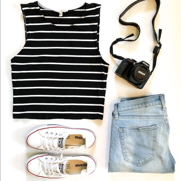 Express Tops - Express One Eleven Size Medium Crop Top